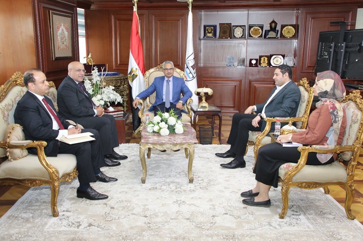 المحافظ يبحث مع هيئة الاستثمار فرص جذب الاستثمارات